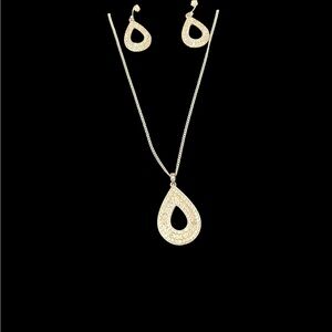 Elegant Gold Teardrop Necklace and Earring Set